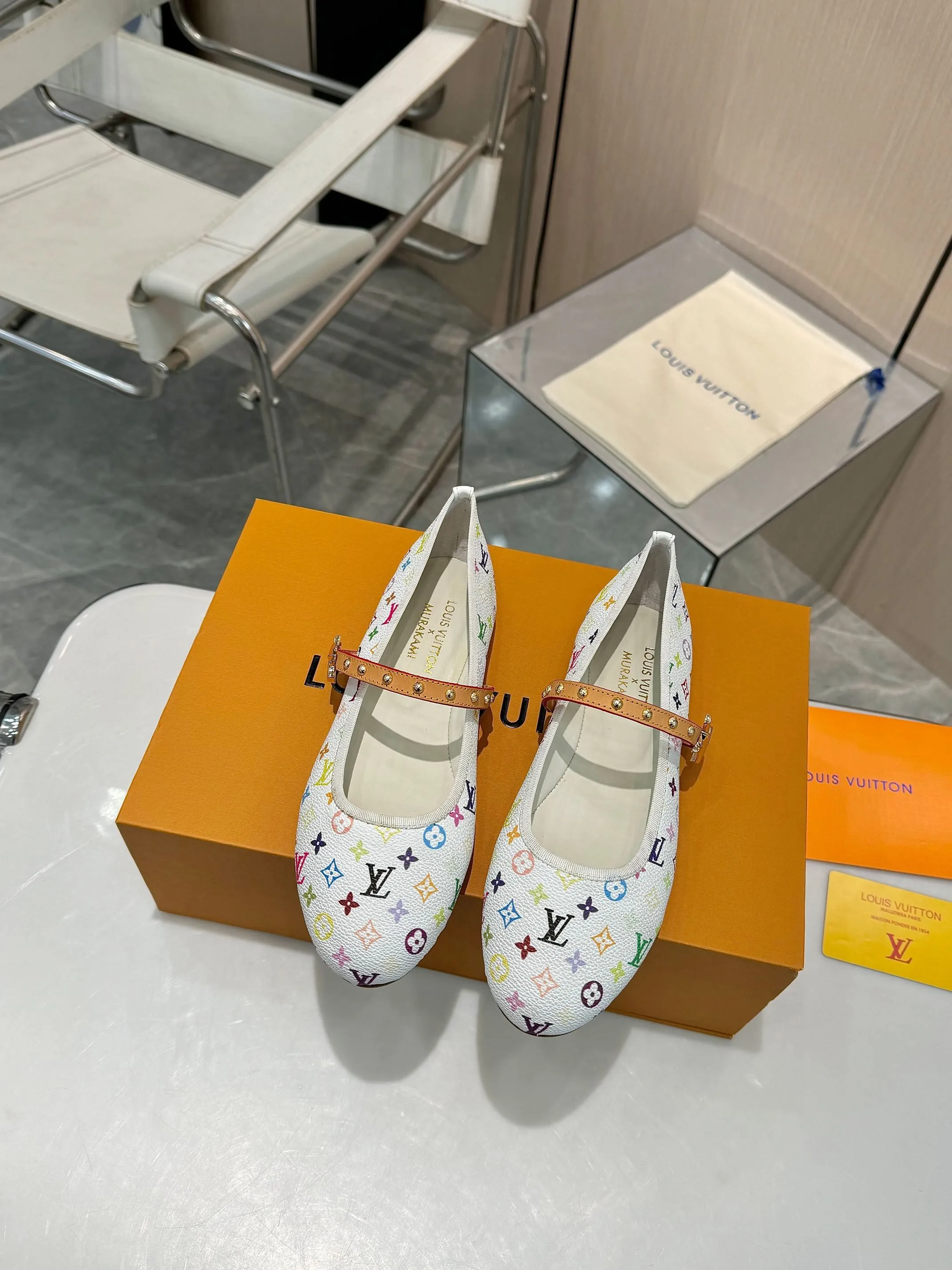 👟👟Ex-factory price 520👟👟 LV Louis Vuitton, a new luxury experience 🌞🌞Today I recommend a Louis Vuitton beauty to everyone!  It uses high-grade genuine leather soles and feels comfortable on your feet, making every step feel like you are walking on the clouds.  High-end lasting technology, the foot feels incomparable!  💙The perfect combination of brand printed leather and brand hardware buckles creates a unique fashion sparkle, highlighting nobility and luxury!  Classic design, exquisite craftsmanship, and quality in every detail.  Whether it's the casual style of matching or the elegant style of a skirt, it can be easily controlled.  Wear this pair of Louis Vuitton and become the fashion focus of the street, showing off your elegant taste! 💃 Fabric: Brand printed fabric Lining: Breathable sheepskin Sole: Italian leather sole Size: 35-42 (34/40/41/42 customized)
